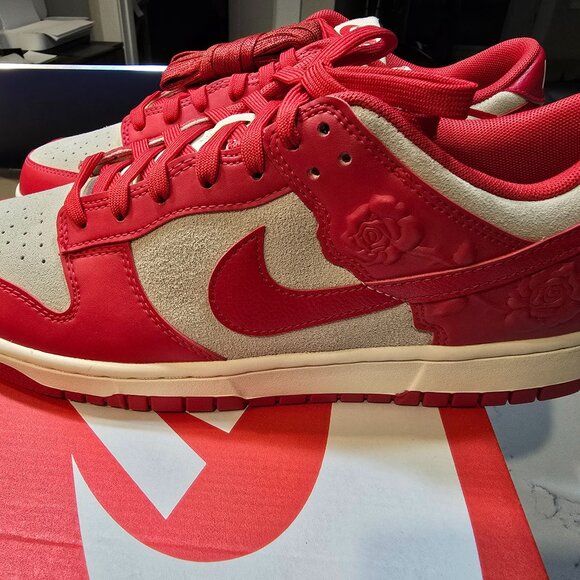 Nike Dunk Low Red Roses HF1986-100 Mens Size 10 Skateboarding Lifestyle SNEAKERS - Picture 1 of 9